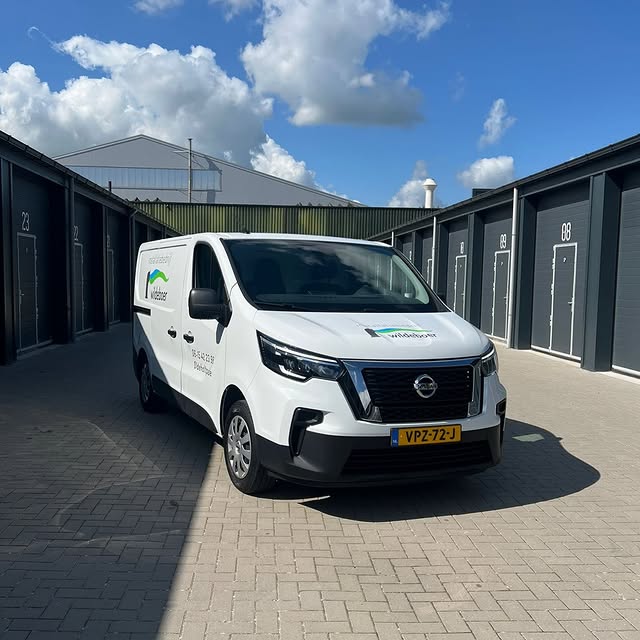 Witte werkbus na grote lenteschoonmaak