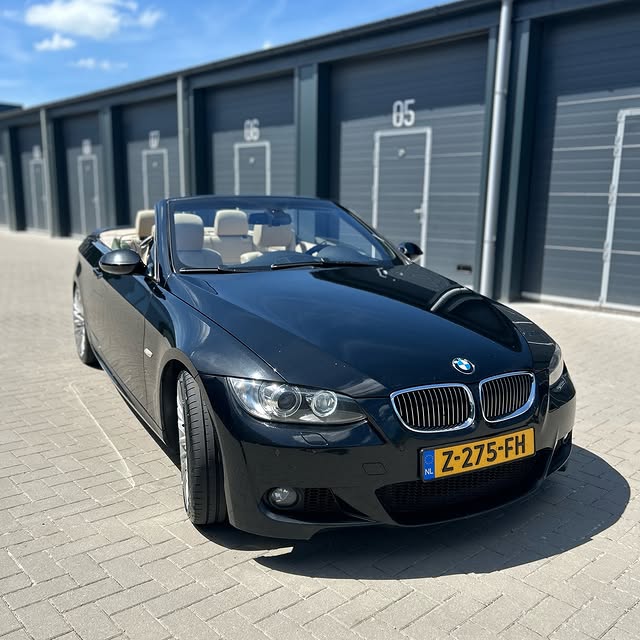 Keramische coating wordt aangebracht op een auto bij Carcleaning de Leeuw