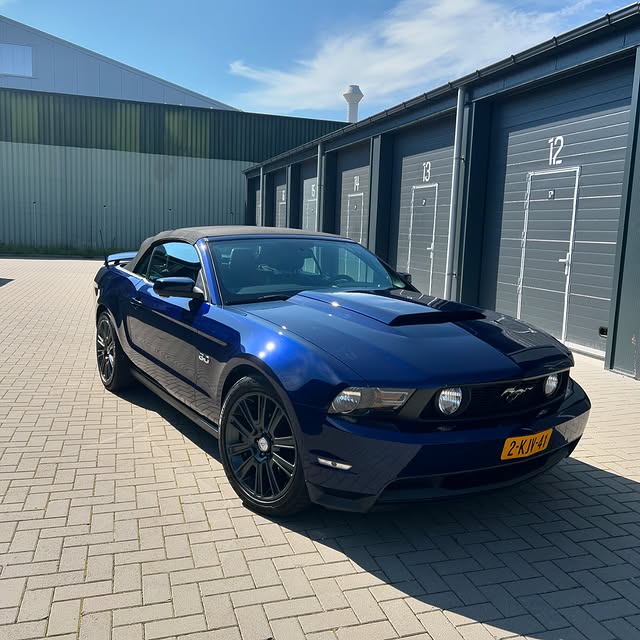 Auto wordt behandeld voor boomhars verwijdering bij Carcleaning de Leeuw