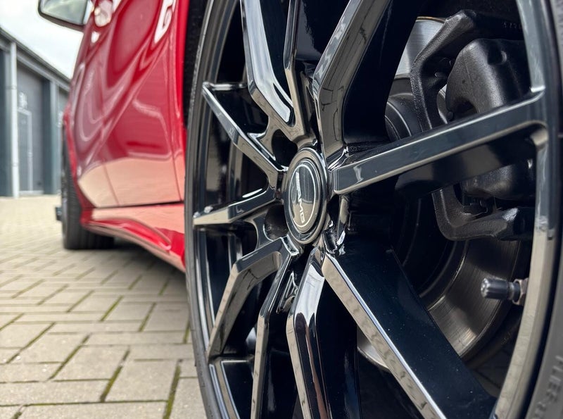 Exterieur detailing: auto met glanzende lak na professionele behandeling