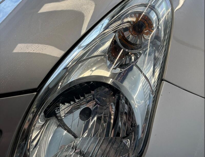 Koplampen herstellen: matte koplamp wordt helder gepolijst